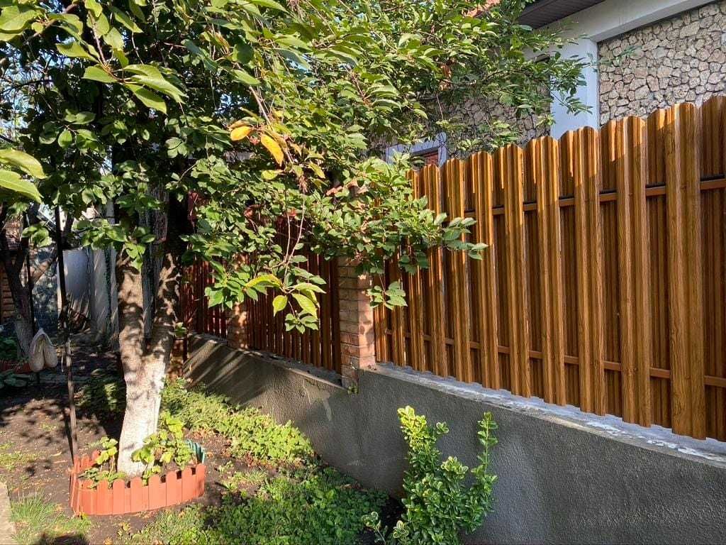 Construim garduri din sipca metalica, jaluzele, tabla, plasa si BCA