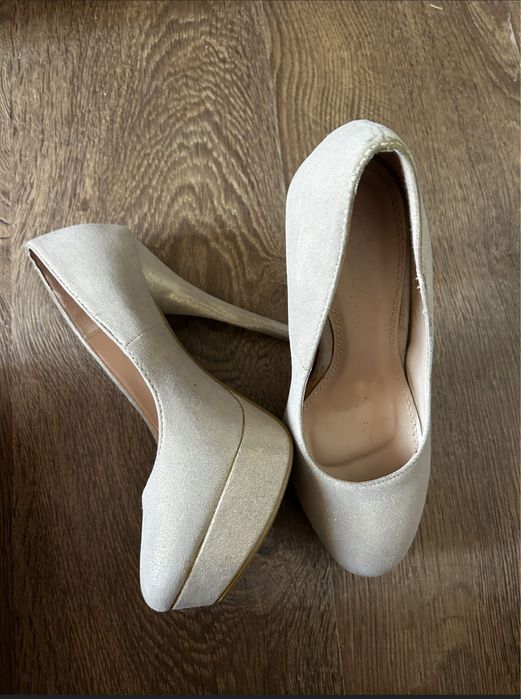 Pereche de pantofi cu toc