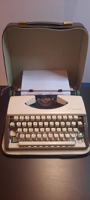 Mașină de scris portabilă Olympia
