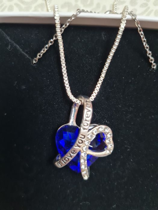 medalion cu piatra albrasta