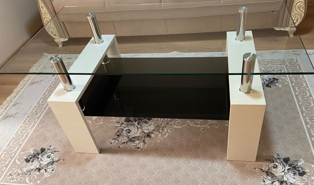 Стъклена маса за хол