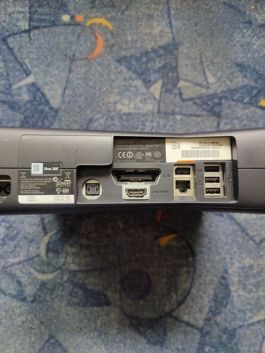 Vand Xbox360 Slim+2 controllere