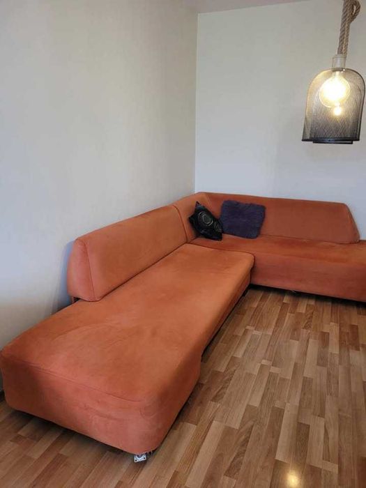 Оранжев Диван (couch)