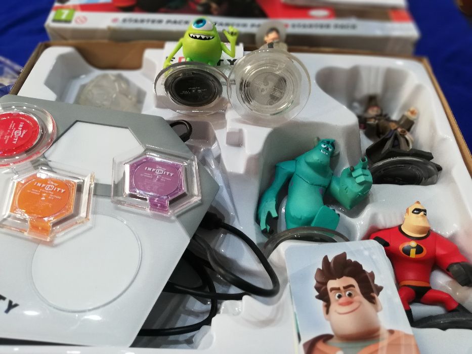 Disney Infinity Starter Pack Wii cu 8 figurine si 3 Power discuri