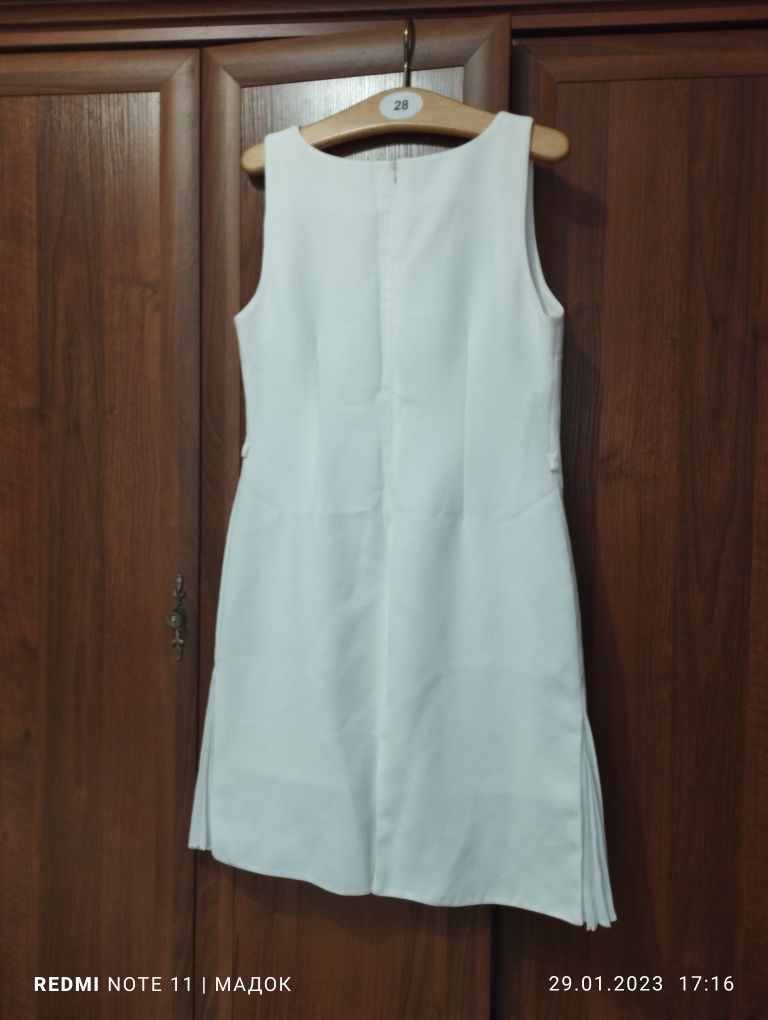 Платья белые 42-44 размер. В идеальном состояний.