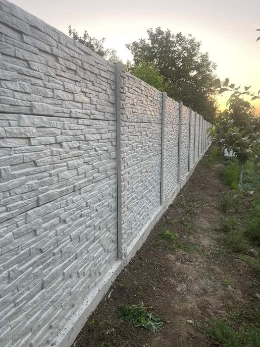 Gard din placi si stalpi de beton