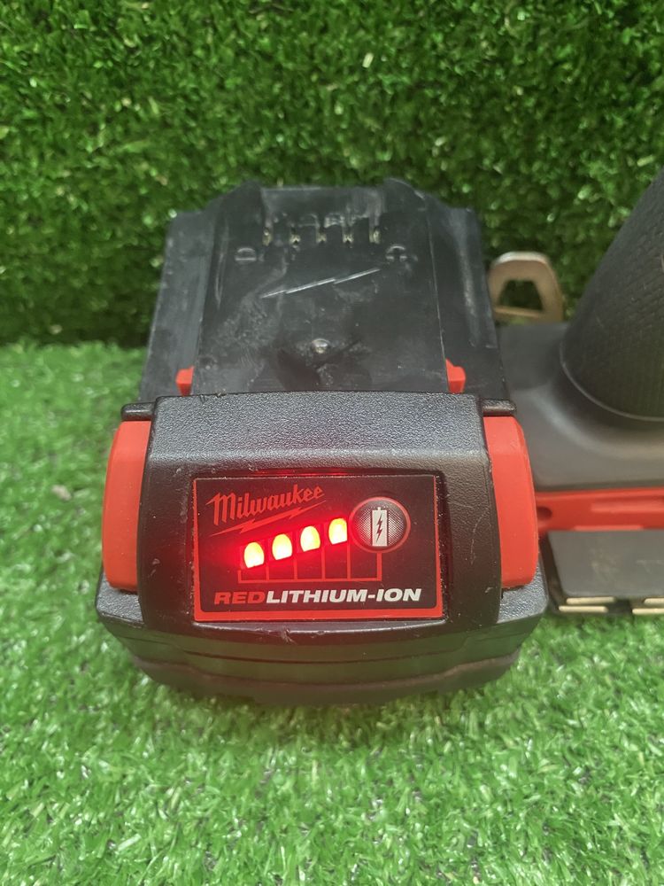 Безчетков Импакт с регулаж на оборотите  Milwaukee M18 FID2