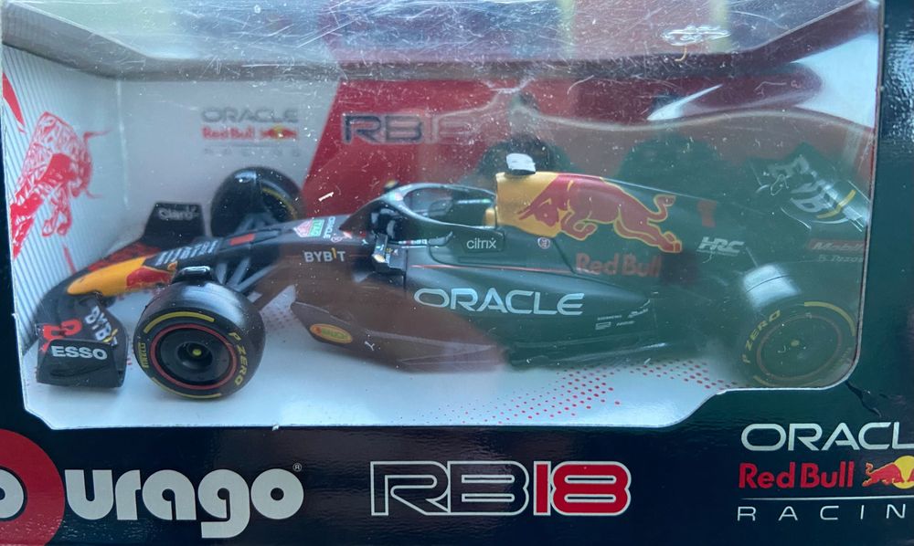 Болид Oracle Red Bull Racing 2022 RB18 No1. Max Verstappen 1:43 Model
