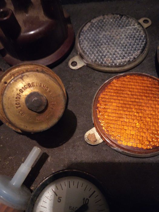 Стари Руски части за автомобили.