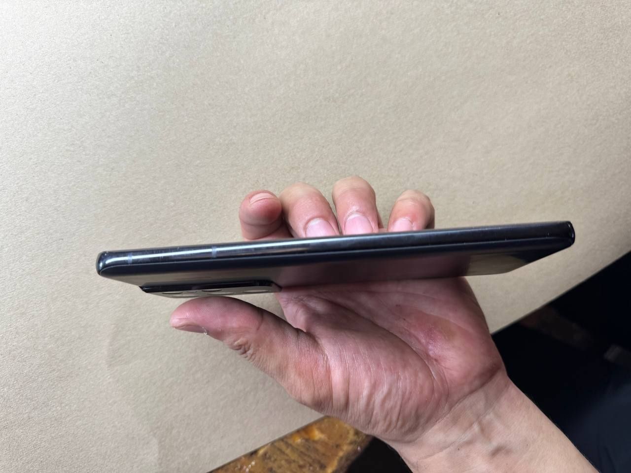 Samsung s21 ultra 5G 12/256 tel tiniq cetida azgina qirilgan joyi bor