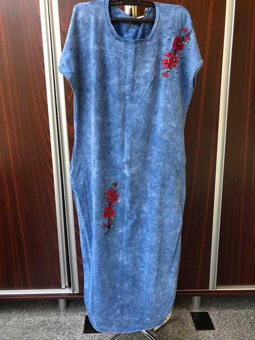 Costum alb cu dungulite fine bleu, mărime 38,