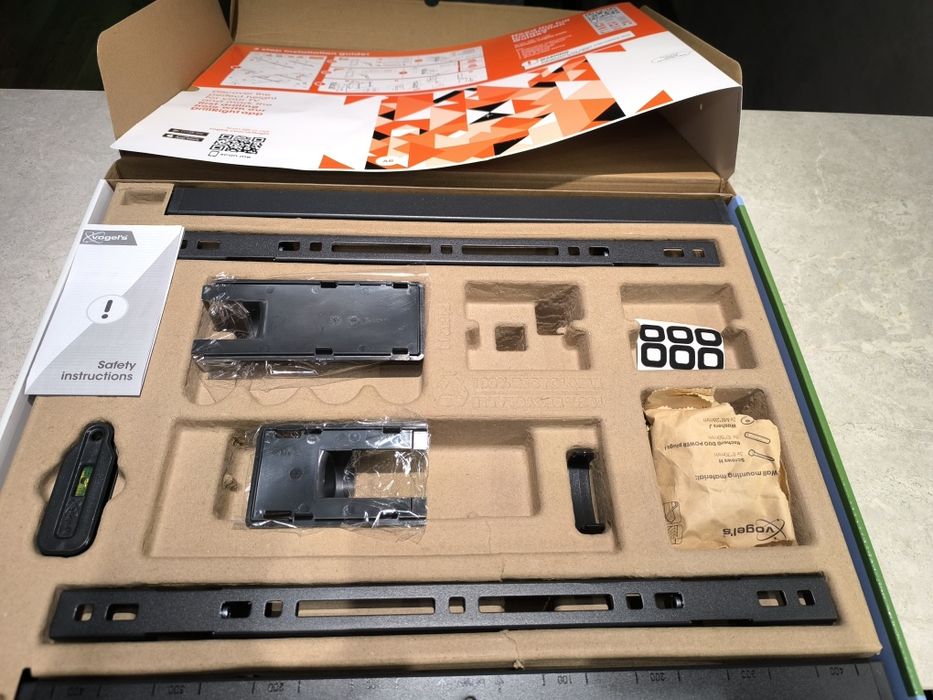 TV Стойка за стена VOGELS TVM 3443 черна, подвижна, до 65 инча и 25кг