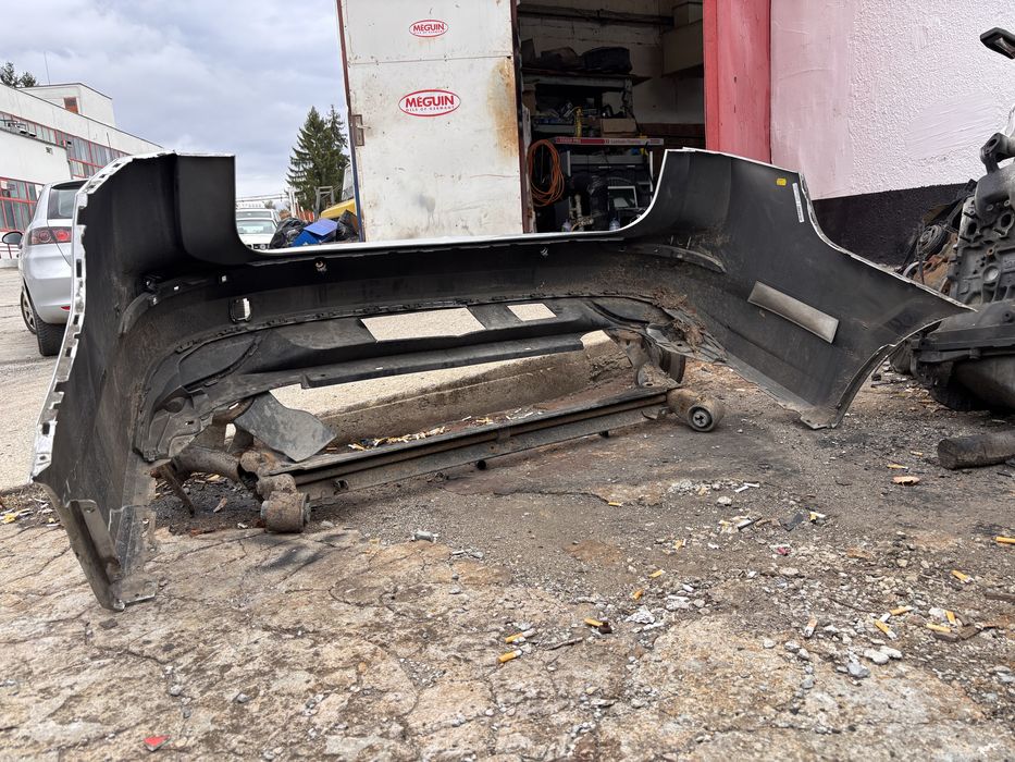 Задна броня с дифузьор голф 8 комби