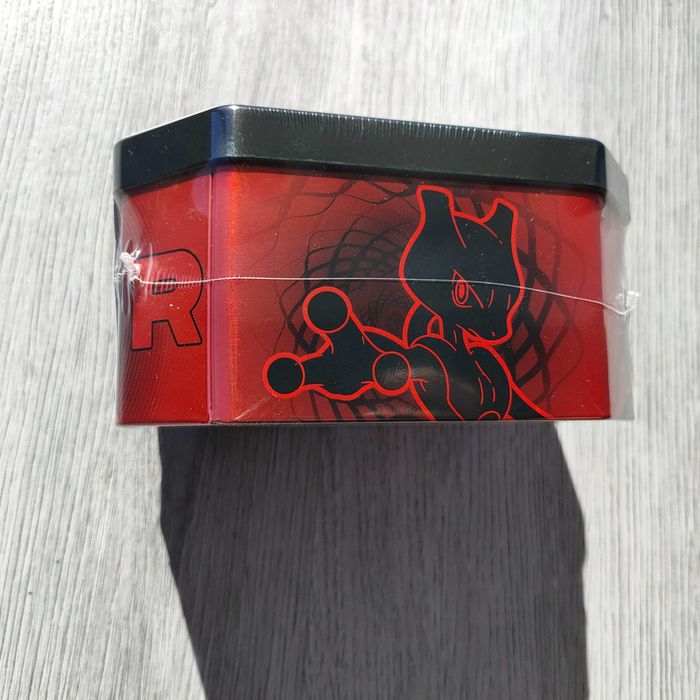 Cutie metalică Pokémon TCG Team Rocket - Mewtwo ex (sigilată)