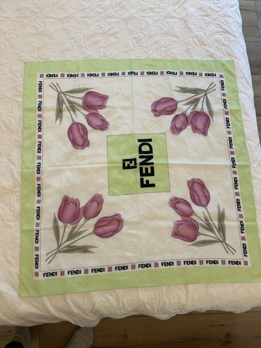 Esarfa Fendi cu lalele.