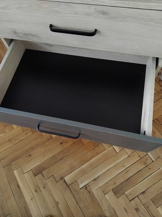 Продавам нов шкаф-скрин с 4 чекмеджета