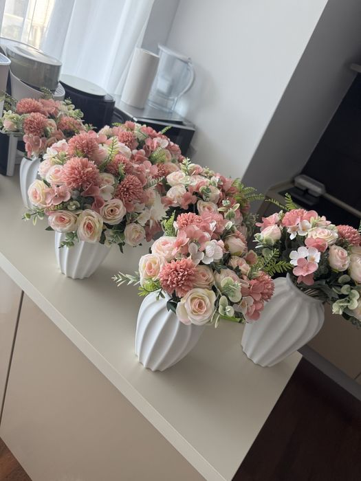 Vaza cu flori artificiale (aranjament floral)