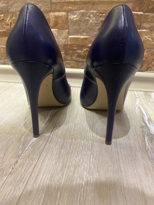 Елегантни обувки на Pinko