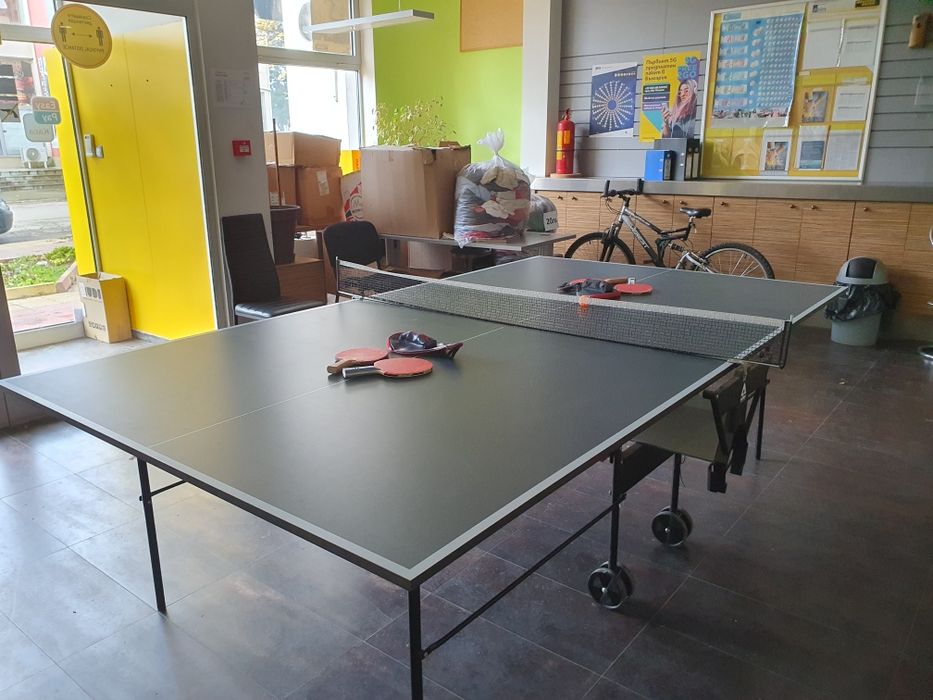 Тенис маса за закрито , без абсолютно никакви следи от употреба .