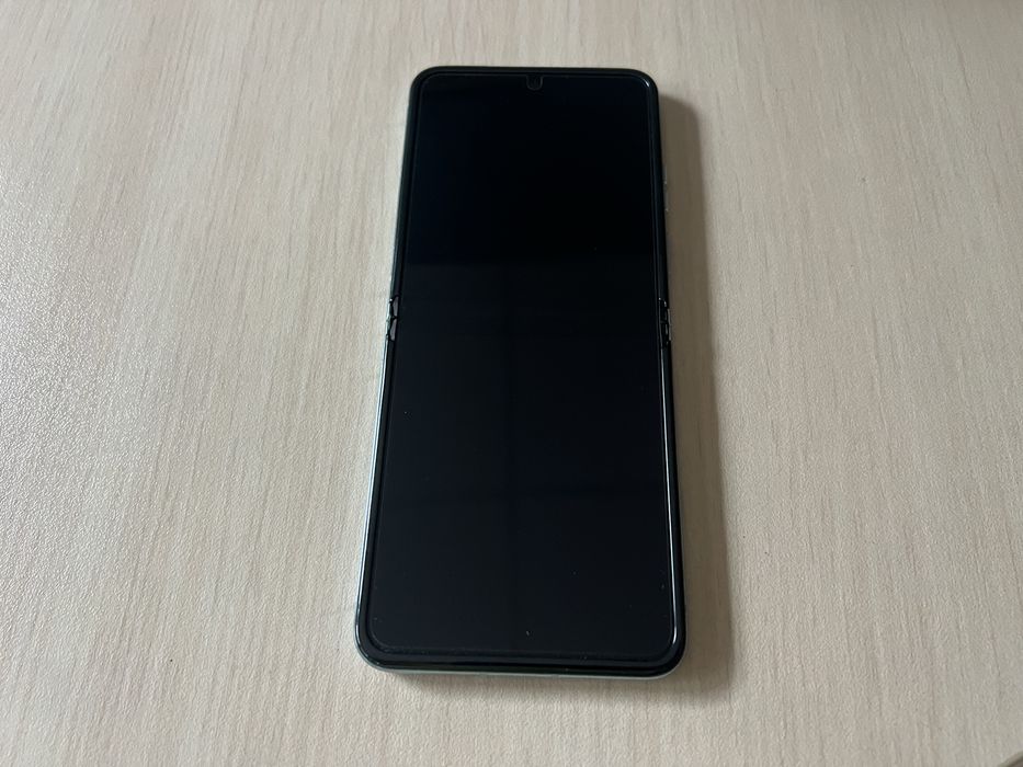 Продавам Motorola Razr 40 Ultra 256/8+4GB