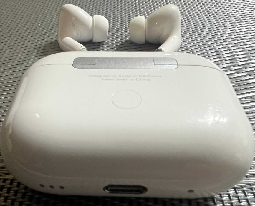 AirPods Pro 2nd generation cu MagSafe Charging Case - Cumparate Altex