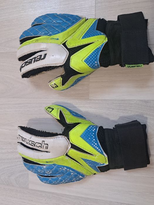 Вратарские перчатки
