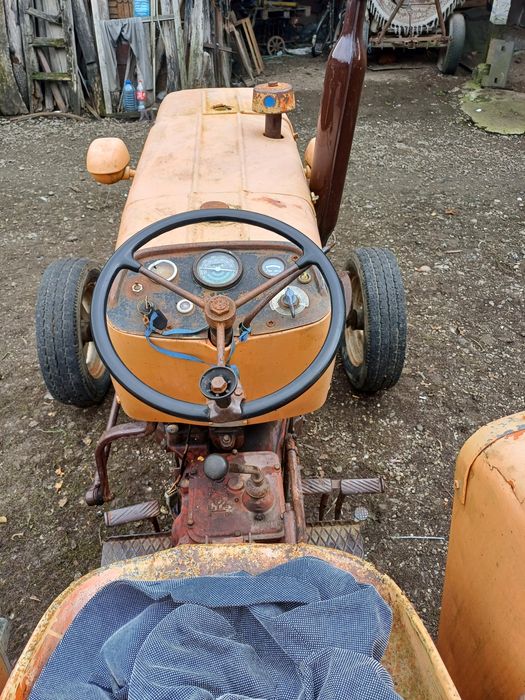 Vând tractor fiat ân 4 cilindri
