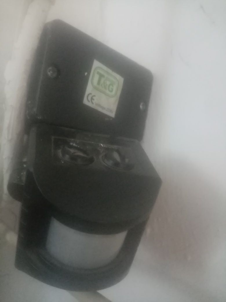 Senzor lumina cu aprindere, la curent electric, în stare de utilizata