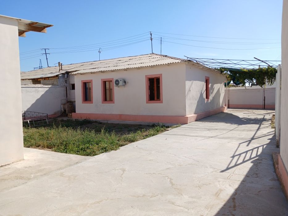 Yangi ta'mirdan chiqqan juda qulay hududdagi fayzli hovli uy sotiladi