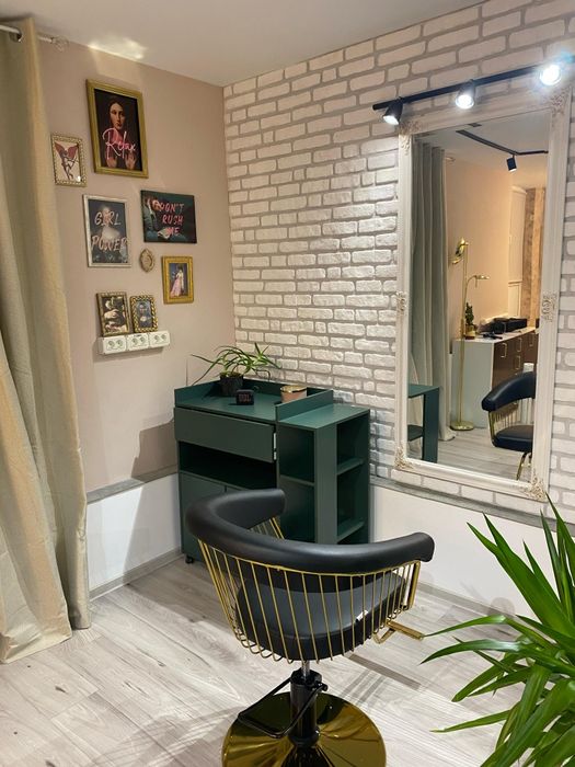 Post coafor în salon nou