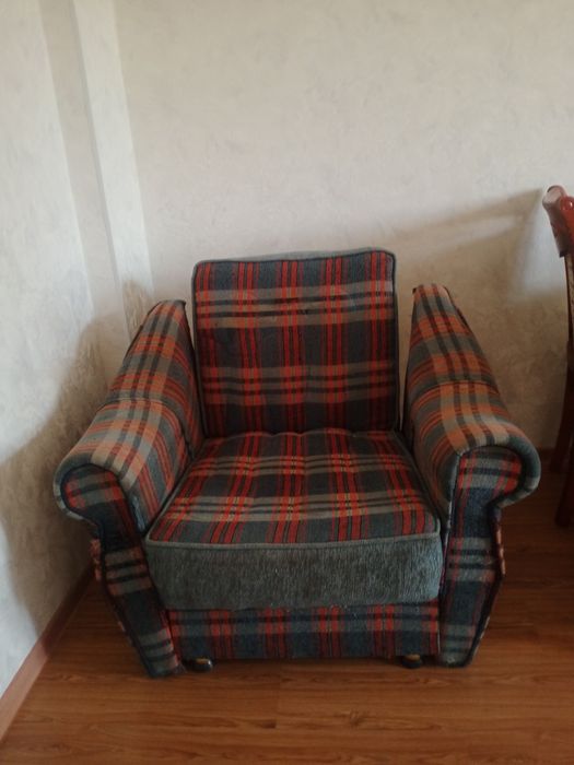 Два кресла б/у, под перетяжку. Даром
