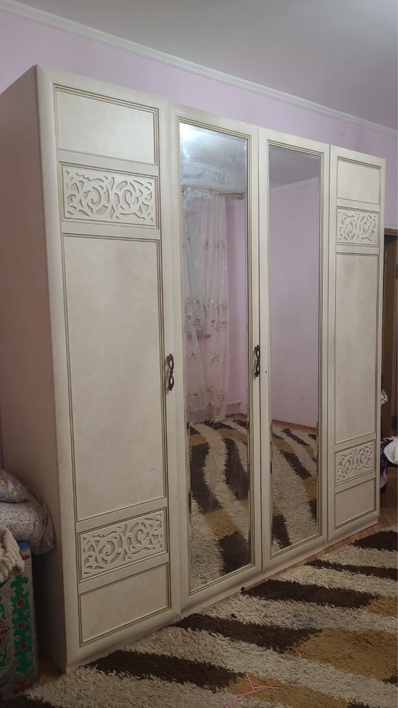 Шифонер в отличном состояний 4-дверный