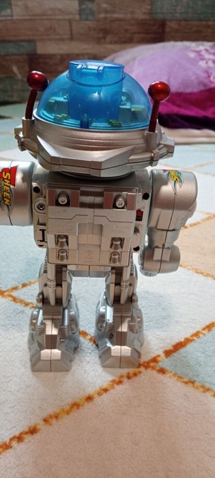 Vând.  robot.  mare