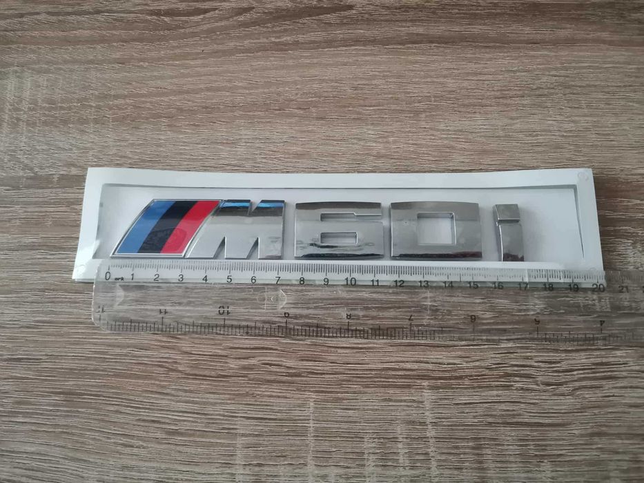сребристо лого BMW M60i