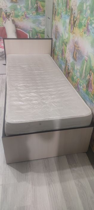 Кровать односпальная.