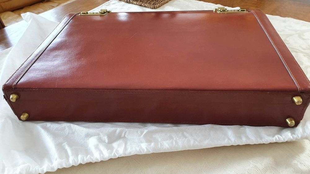 Vind diplomat piele maro roscat, dama