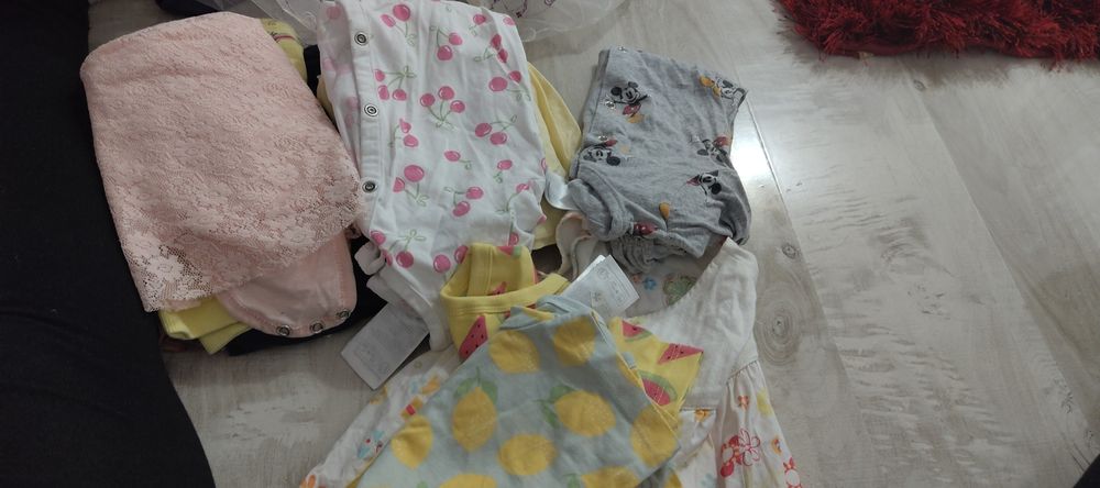 Donez hăinuțe fetița stare excelenta mărimile sunt 3,6 unele 6,9 luni