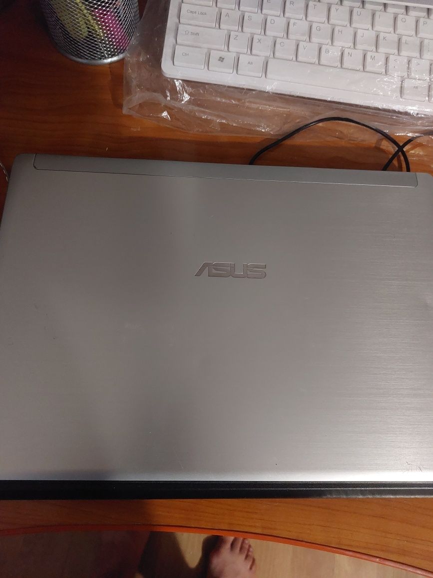 Laptop Asus  model UL30V