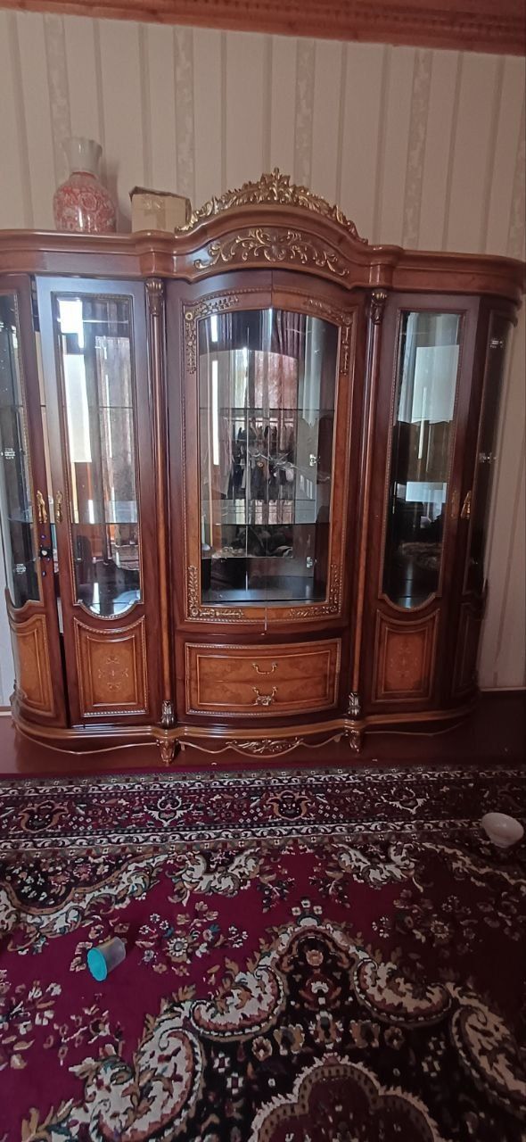 Срочно продам сервант в хорошем состоянии ни местный Китайский.