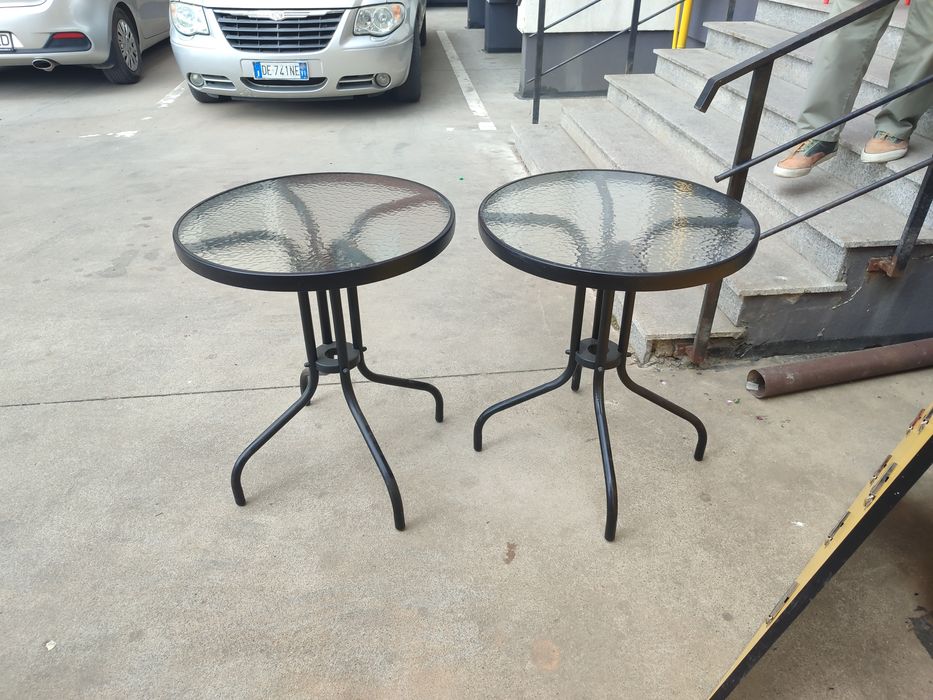 Mese cadru metalic și blat de sticla