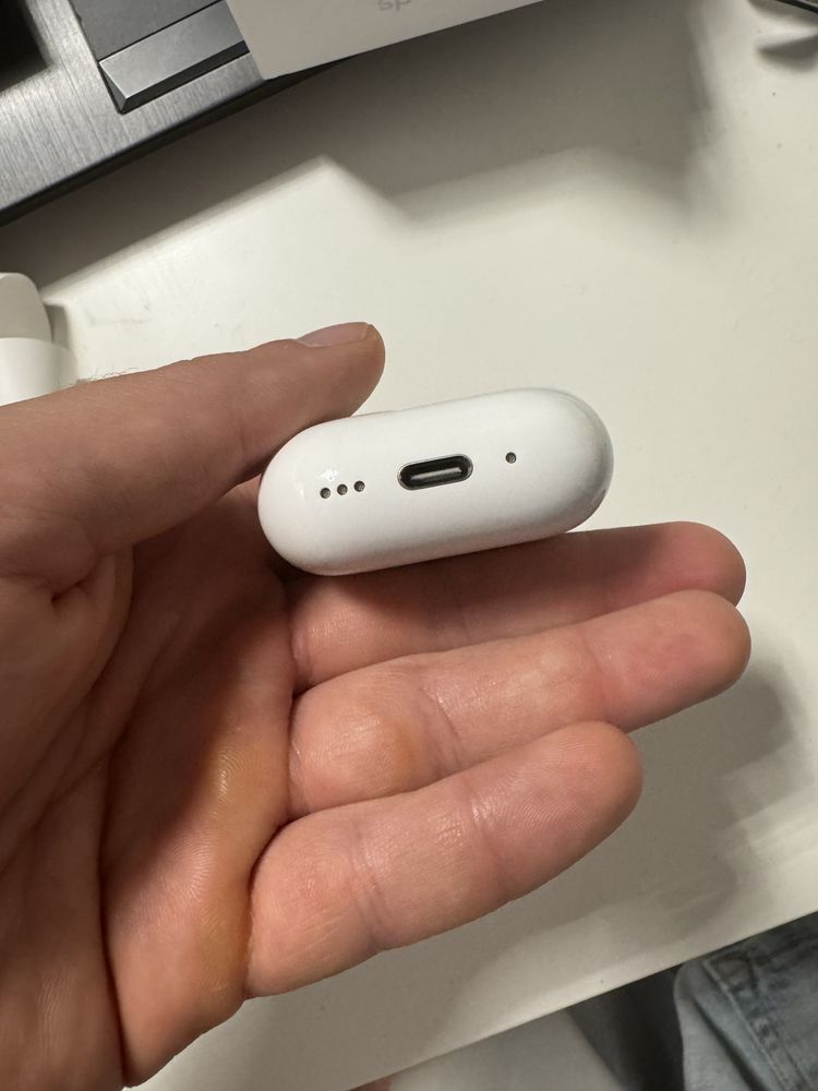 AirPods 4  Noise cancellation