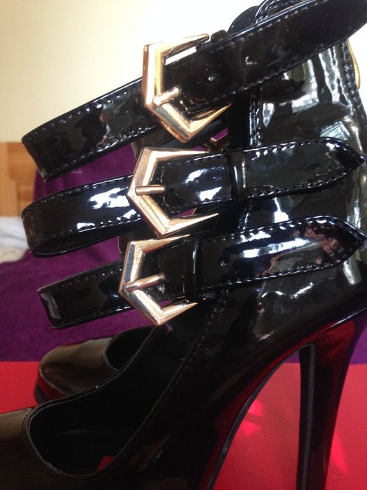 нови лачени обувки