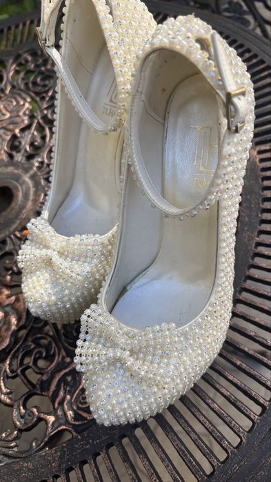 Pantofi mireasa ,mar 38,….220 lei