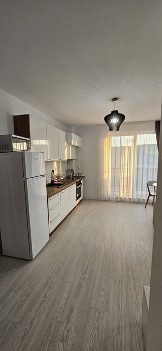 Ofer spre închiriere apartament cu 3 camere