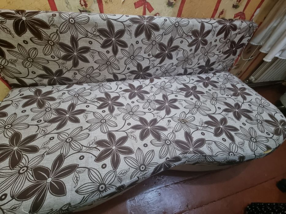 Диван с пуфиком в среднем состоянии