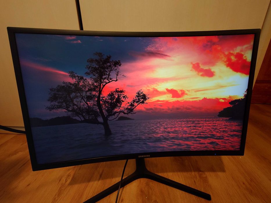 Monitor Samsung 27" refresh rate: 144hz, QLED, gaming