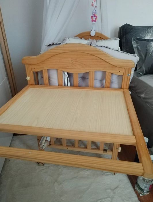 Pătuț bebeluș din lemn cu saltea inclusa și masa de înfășat atașată!