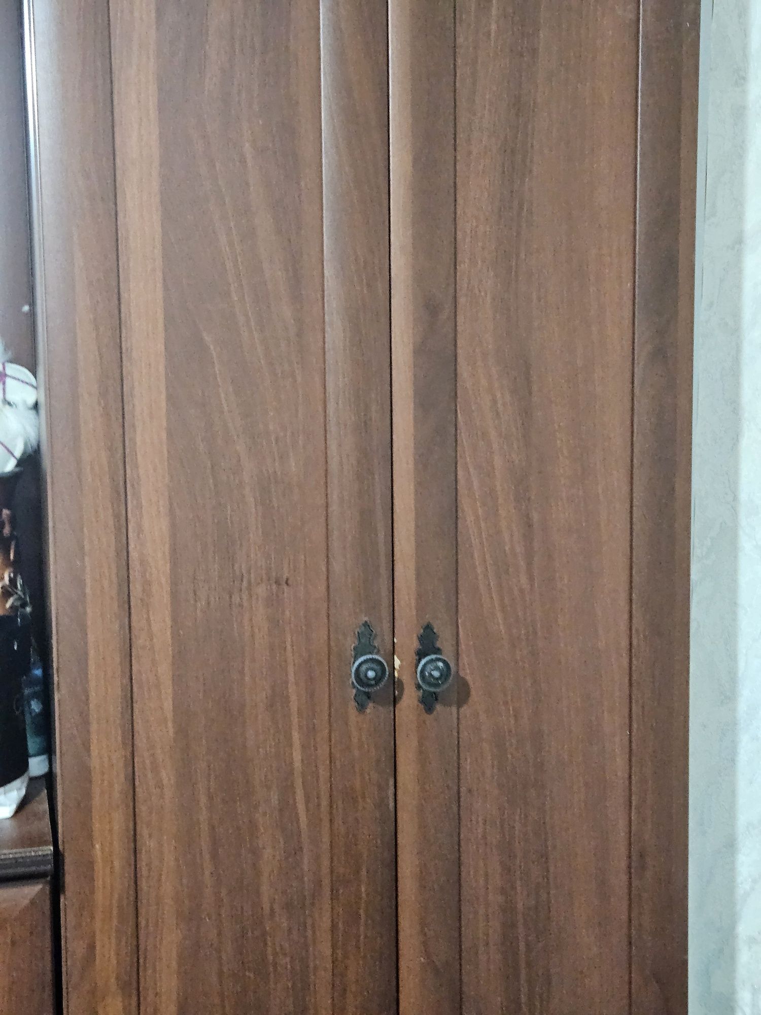 Шкаф с зеркалом.