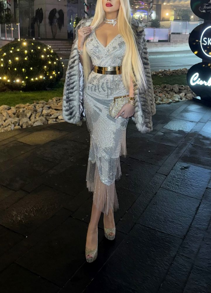 Rochie de seară elegantă – Strălucire și rafinament