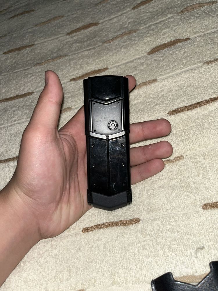 Срочно продаёться Vertu в хоршем состояний, в запчасть не работает SIM